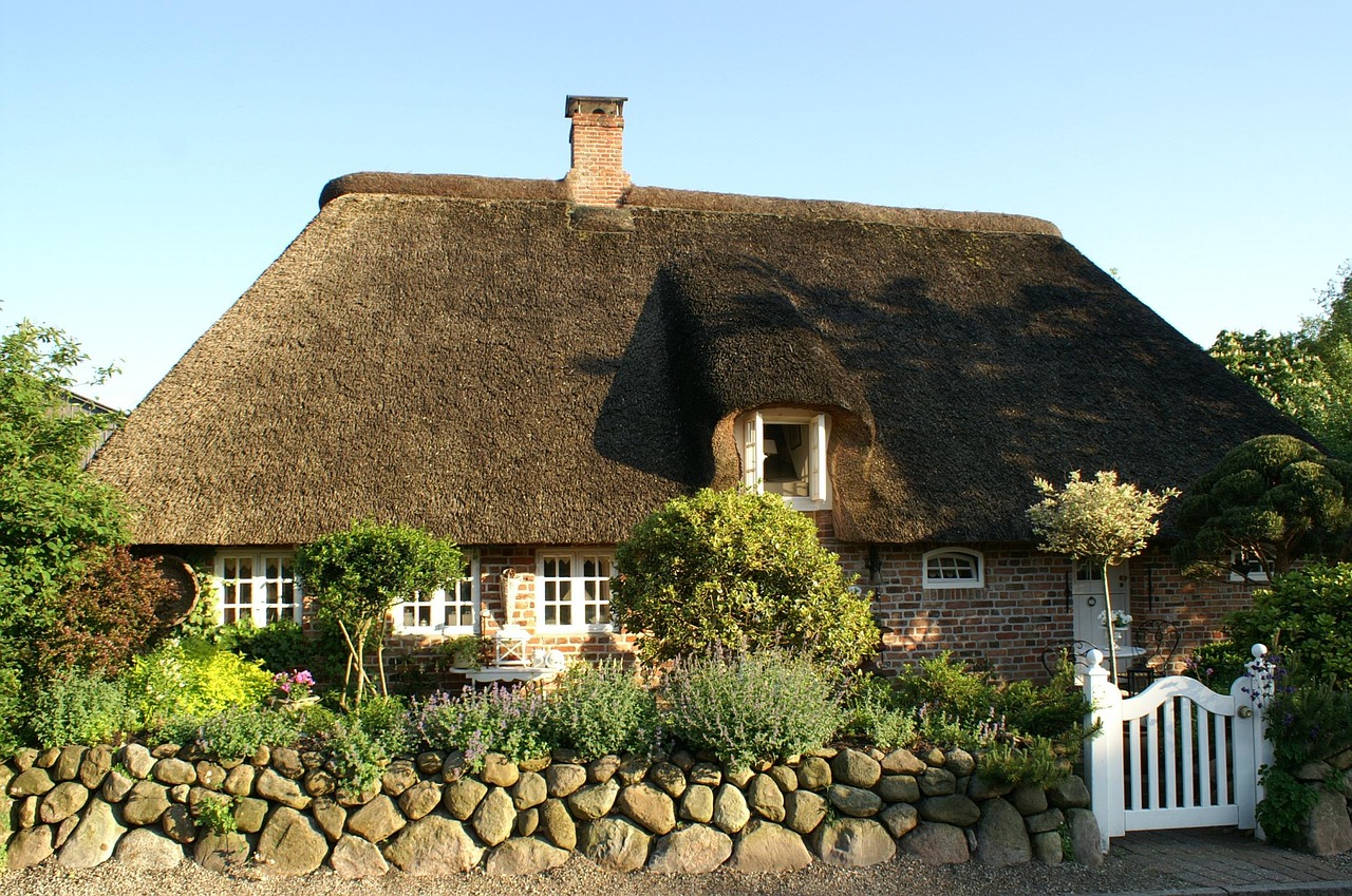 The Cottage That Grew a New Room Whenever Someone Needed to Stay